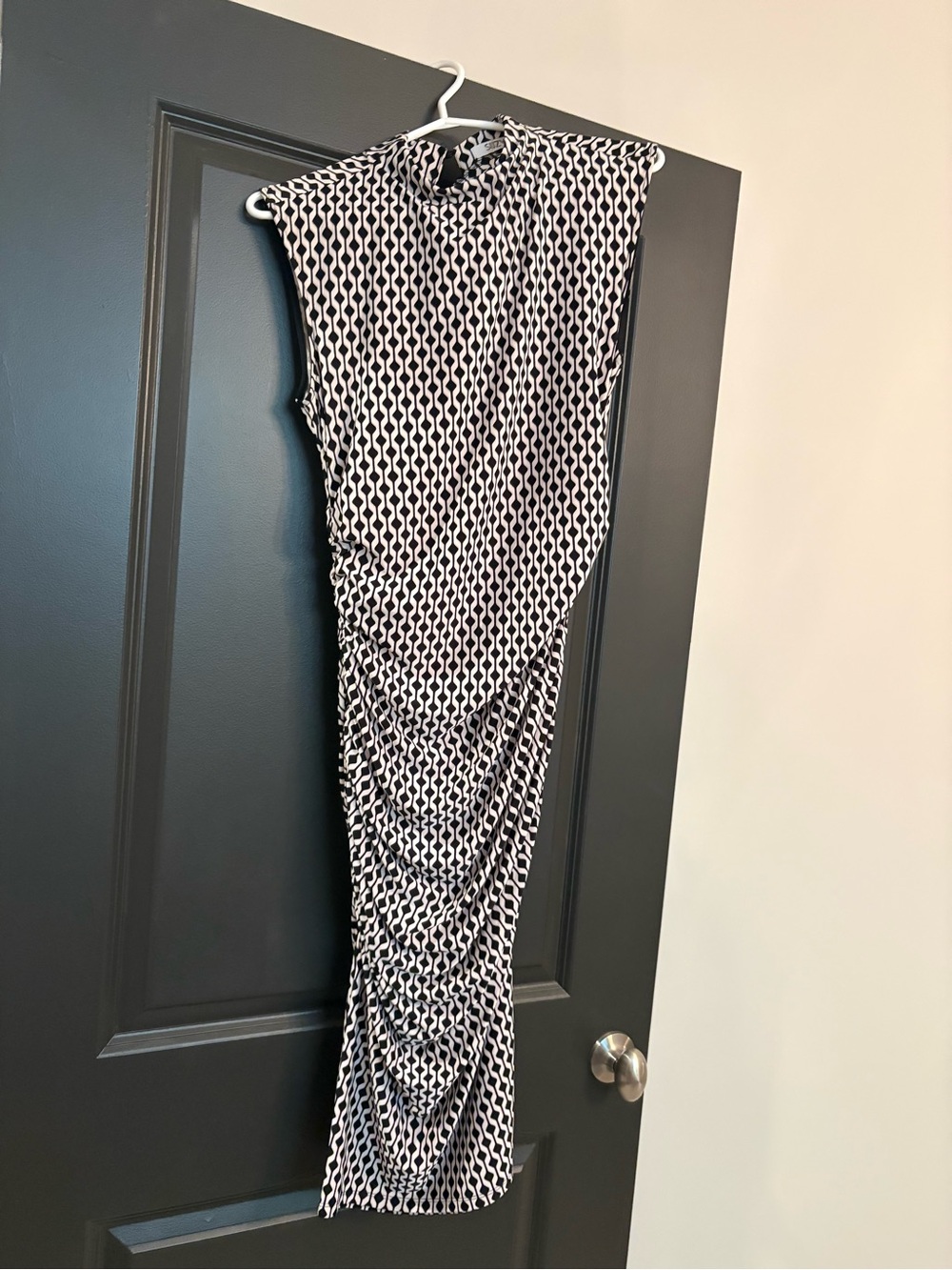 Suzy Shier Black & White Geometric Ruched Midi Dress